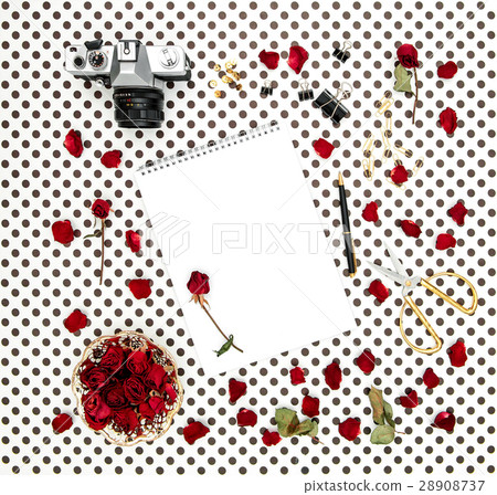 Flat lay with sketchbook red roses vintage camera Flat lay with sketchbook red roses vintage camera 28908737