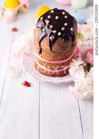 Easter cake and colorful eggs o 28910909