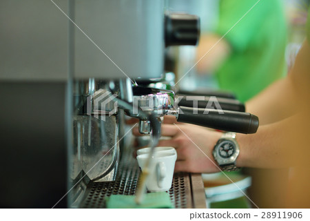 prepares espresso in his coffee shop, close-up 28911906