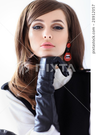 Fashion portrait of confident beautiful woman in retro style 28912057