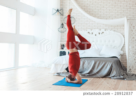 Man yogi goes in for sports in the morning. 28912837