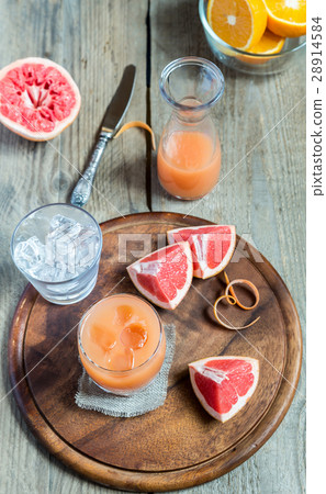 Grapefruit fresh on the wooden table 28914584