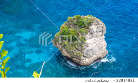 Lonely Rock in Sea Watter, North Coast, Nusa 28914981