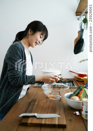 Women (kitchen image) 28926661