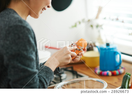 Women (kitchen image) 28926673