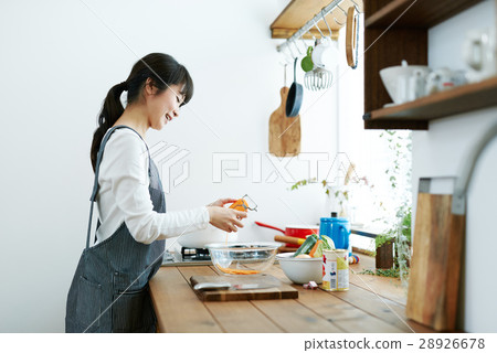 Women (kitchen image) 28926678