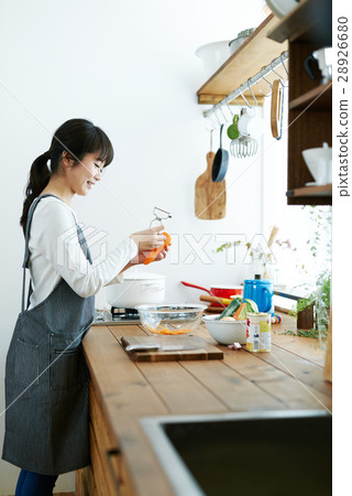 Women (kitchen image) 28926680