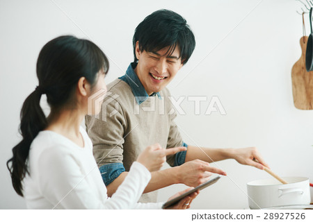 Couple (kitchen image) 28927526
