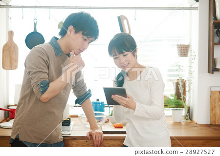 Couple (kitchen image) 28927527