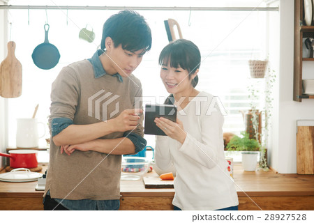 Couple (kitchen image) 28927528