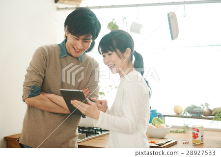 Couple (kitchen image) 28927533