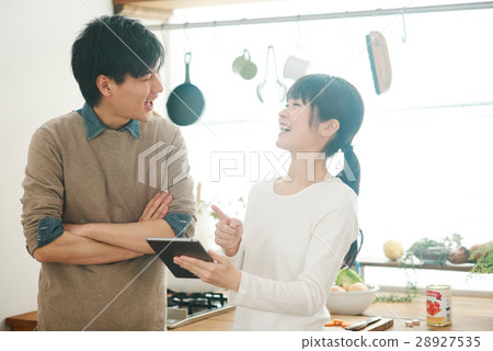 Couple (kitchen image) 28927535
