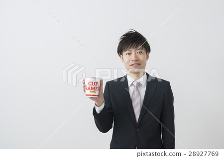 一個商人用杯子拉麵 28927769