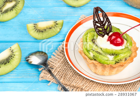 Tart with kiwi Tart with kiwi 28931067