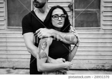 guy hugging his girlfriend from behind 28931370