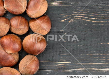 Fresh edible chestnuts Fresh edible chestnuts 28932404