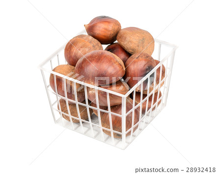 Edible chestnuts in packaging 28932418