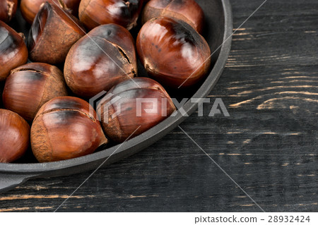 Roasted chestnuts in pan 28932424