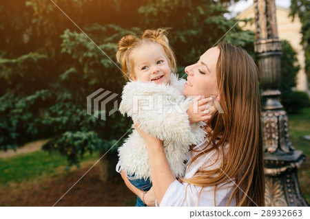 Mother and little daughter in a park 28932663