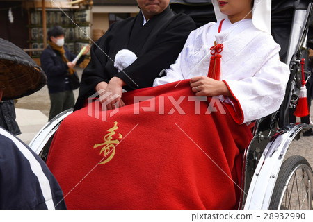 The bride and groom of Asakusa Shrine 28932990