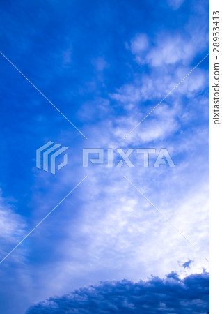 Sky and clouds in March (vertical) 28933413