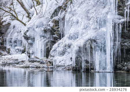 Three-hammered ice pillar 28934276