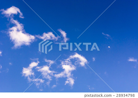 雨後的月亮和閃亮的雲彩的藍天 28934798