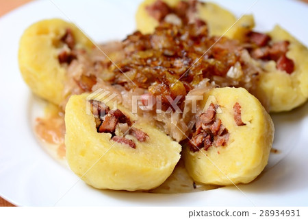 Dumplings stuffed with meat and braised cabbage. 28934931