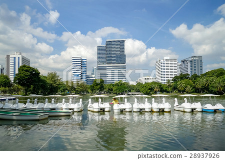 Lake view of Lumpini Park in Bangkok 28937926
