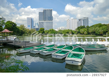 Lake view of Lumpini Park in Bangkok 28937927