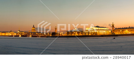 Spit of Vasilyevsky Island in a winter night Spit of Vasilyevsky Island in a winter night 28940017