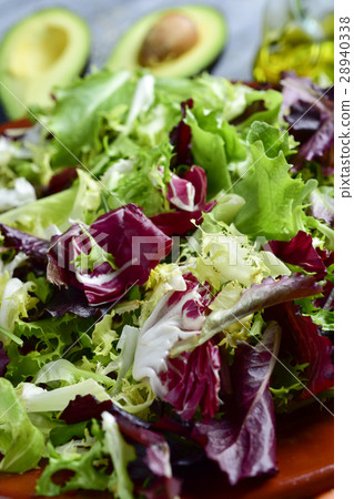 green salad with avocado and olive oil 28940338