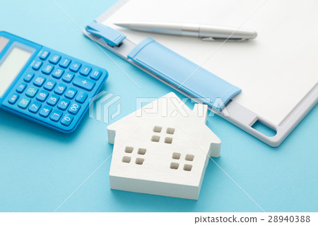 活頁夾和計算器和房子 28940388