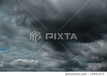 Dark clouds before a thunder-storm Dark clouds before a thunder-storm 28941073