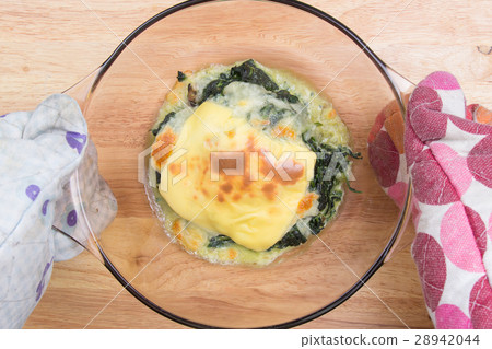 Baked spinach in bowl Baked spinach in bowl 28942044