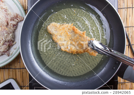 Chef deep fried pork in pan Chef deep fried pork in pan 28942065