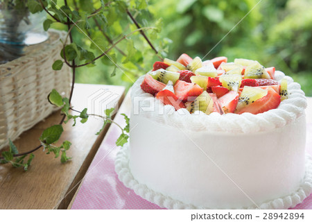 Strawberry and kiwi shortcake 28942894
