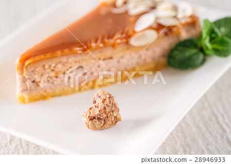 caramel or toffee gluten free cake with almond pie 28946933