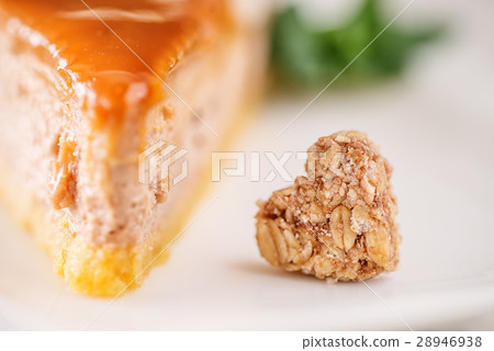 caramel or toffee gluten free cake with almond pie 28946938