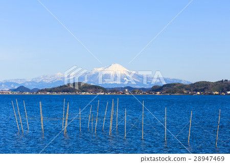 <Shimane Prefecture> Snow Daisen seen from the east coast (Nakaumi) 28947469