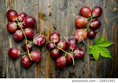 Red grapes on wooden background Red grapes on wooden background 28952991