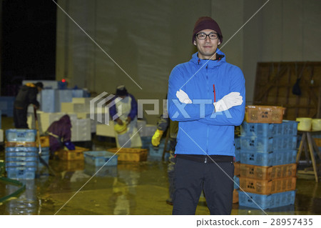 Men working in fish market Men working in fish market 28957435