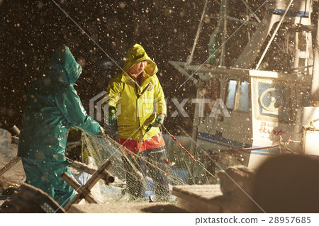Fishermen working at midnight 28957685