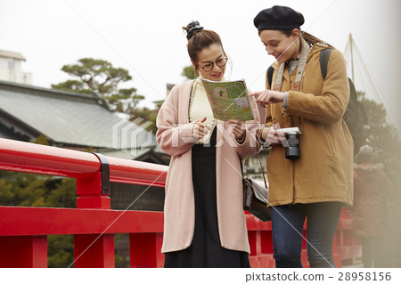 Foreign women and Japanese women sightseeing old streets Foreign women and Japanese women sightseeing old streets 28958156