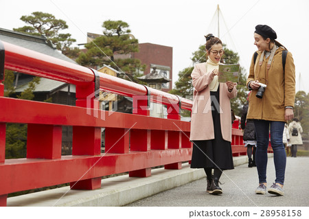 外國婦女和日本婦女觀光的老街道 28958158