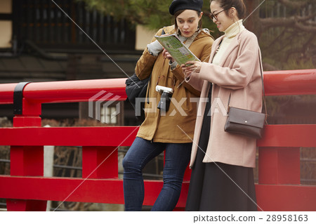 外國婦女和日本婦女觀光的老街道 外國婦女和日本婦女觀光的老街道 28958163
