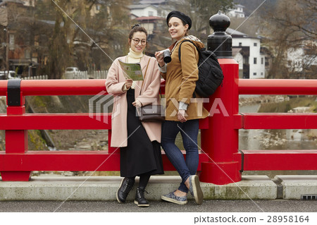 Foreign women and Japanese women sightseeing old streets 28958164