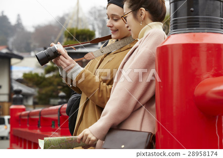 Foreign women and Japanese women sightseeing old streets 28958174