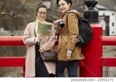 Foreign women and Japanese women sightseeing old streets 28958175