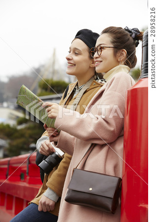 外國婦女和日本婦女觀光的老街道 28958216
